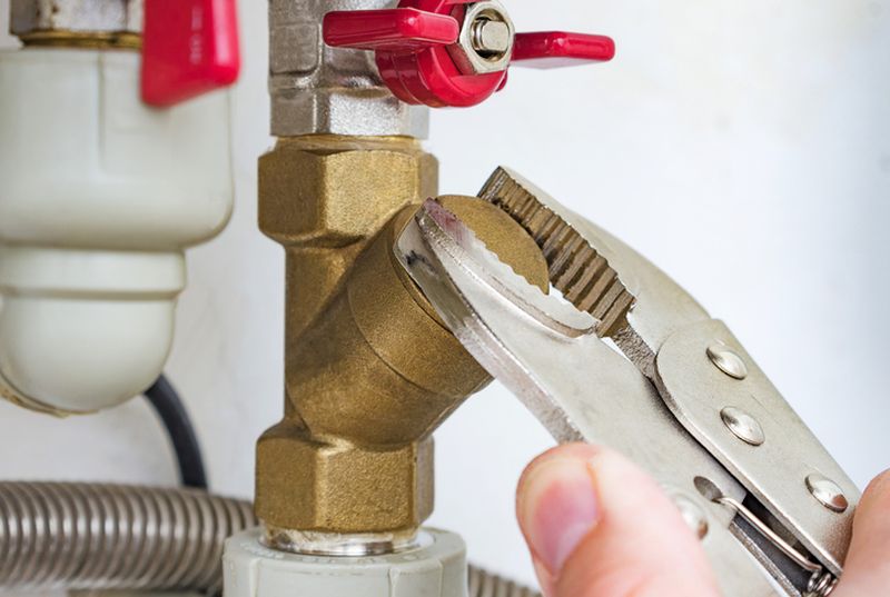 Obcęgi dokręcające zaślepkę hydrauliczną